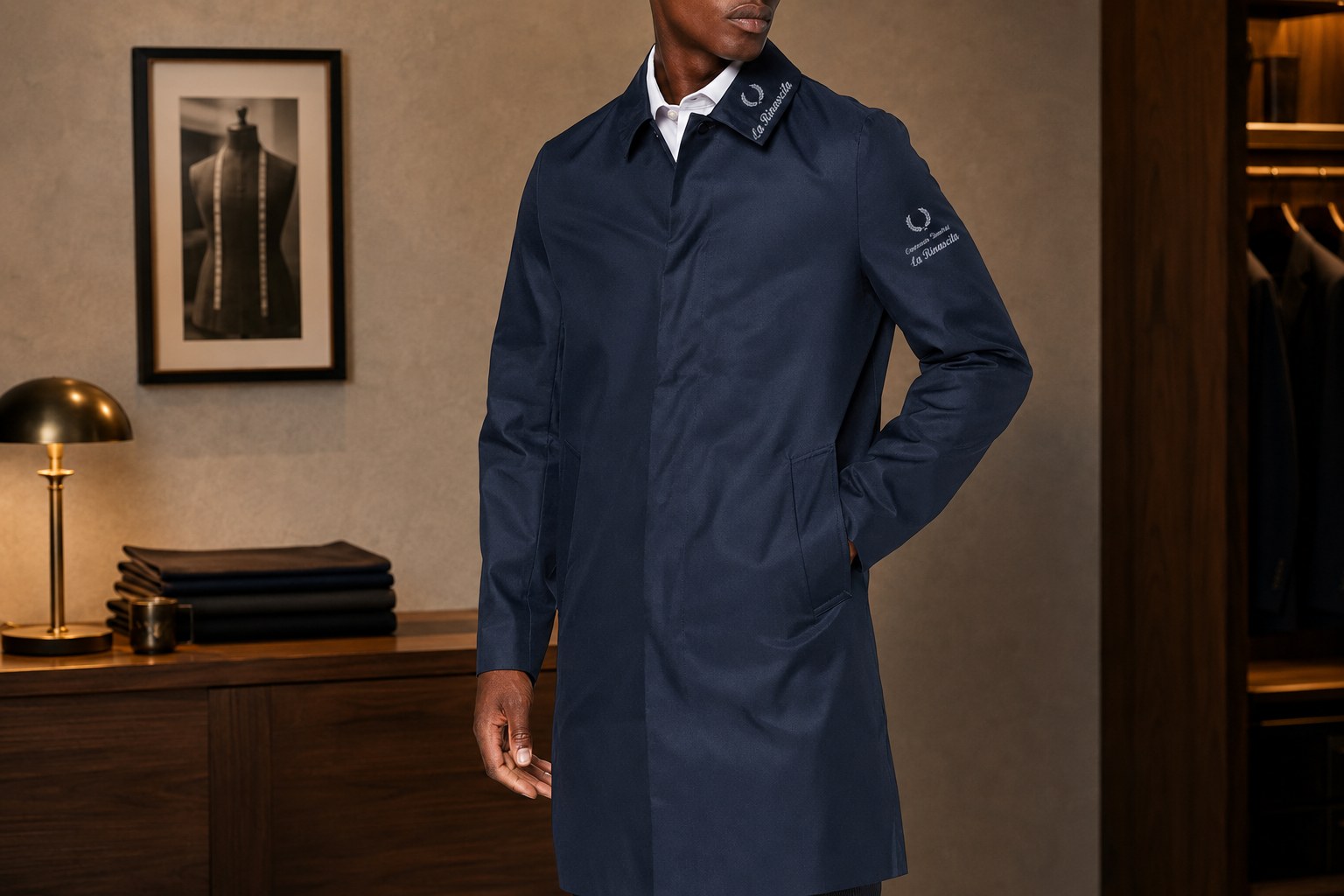 Operatore con soprabito professionale blu navy personalizzato con logo ricamato, Sartoria Campana