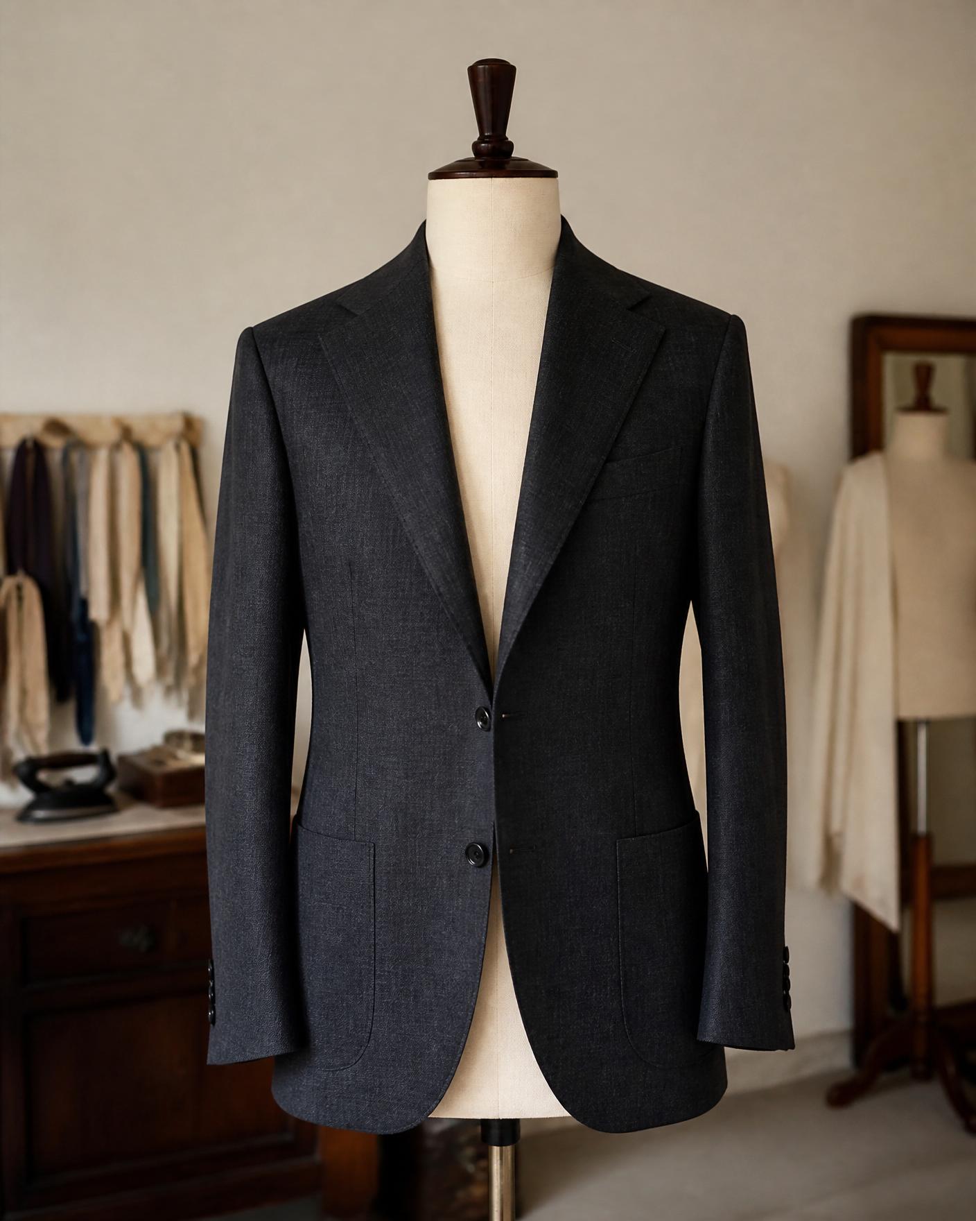 Dettaglio di un abito professionale realizzato nella produzione napoletana di Sartoria Campana